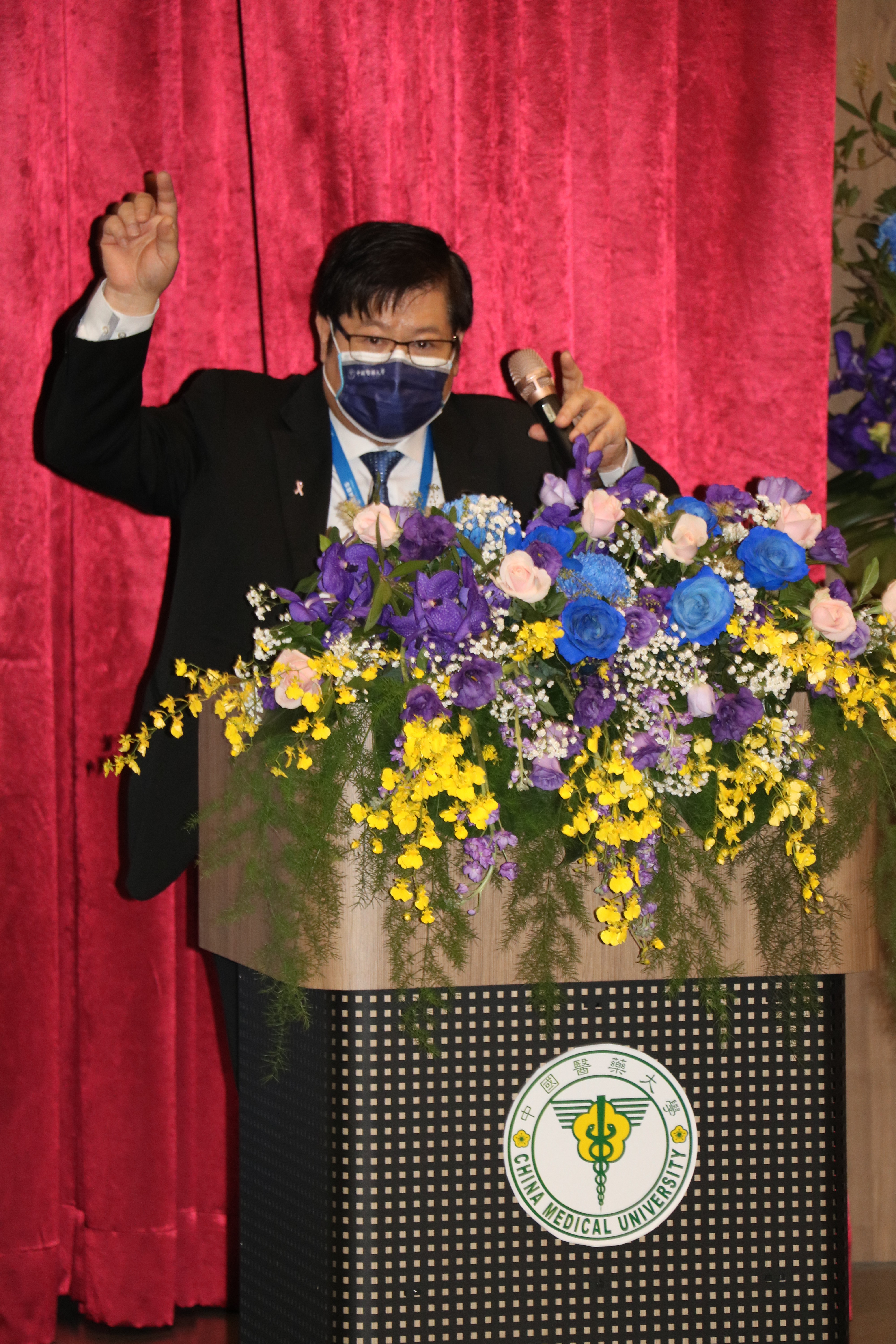 Dr. Mien-Chie Hung, President of China Medical University, through his academic connections and influence, inviting seventeen internationally renowned cancer specialists and scholars.