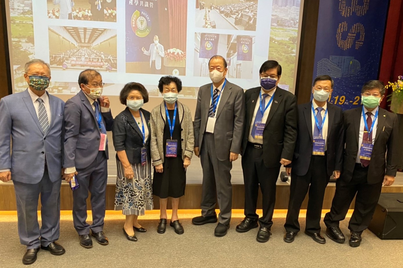China Asia Associated University System hosted ICABS 2021. Dr. Chang-hai Tsai, Chairman of the Board of Trustees (the fourth from the right), Dr. Mien-Chie Hung, President of CMU (the third from the right), and Dr. Jeffrey J. P. Tsai, President of AU (the second from the right).